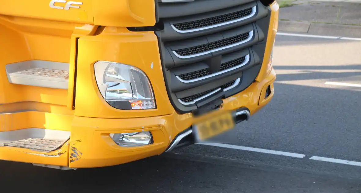 Aanrijding tussen vrachtwagen en auto - Foto 2