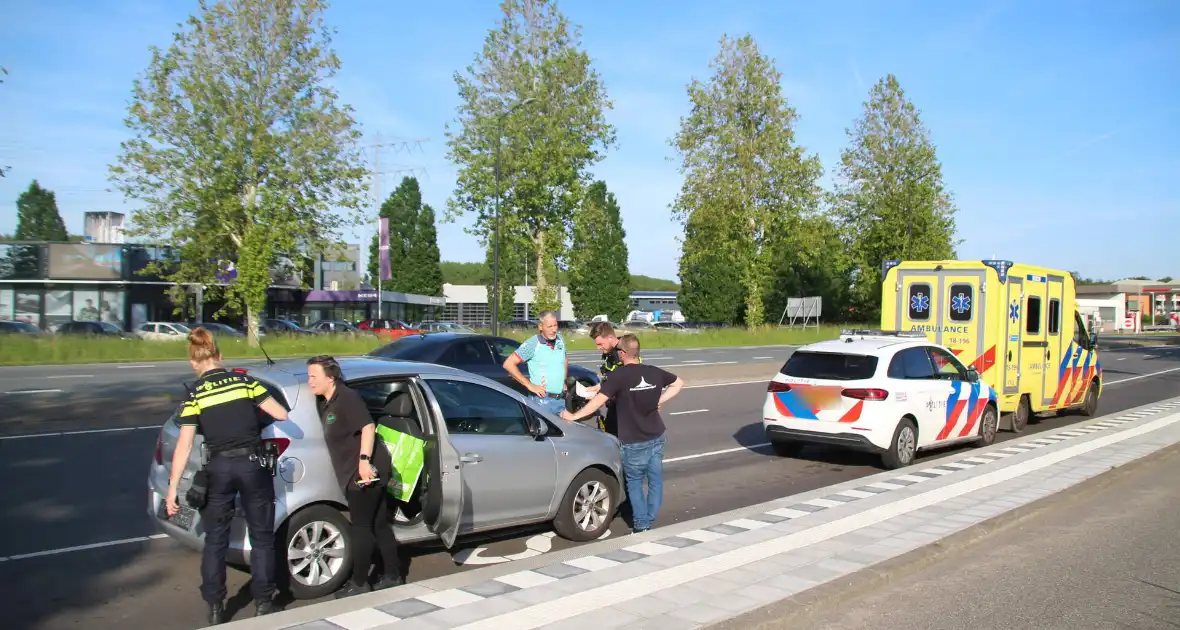 Aanrijding tussen vrachtwagen en auto - Foto 4