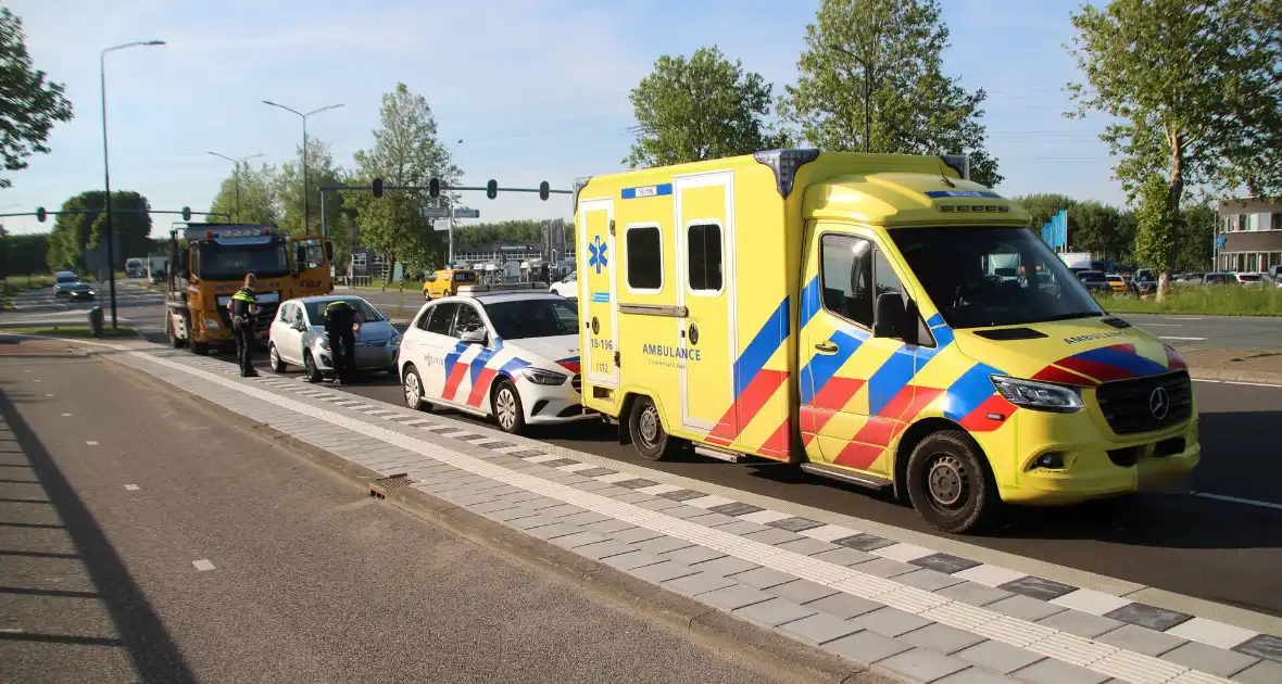 Aanrijding tussen vrachtwagen en auto - Foto 5