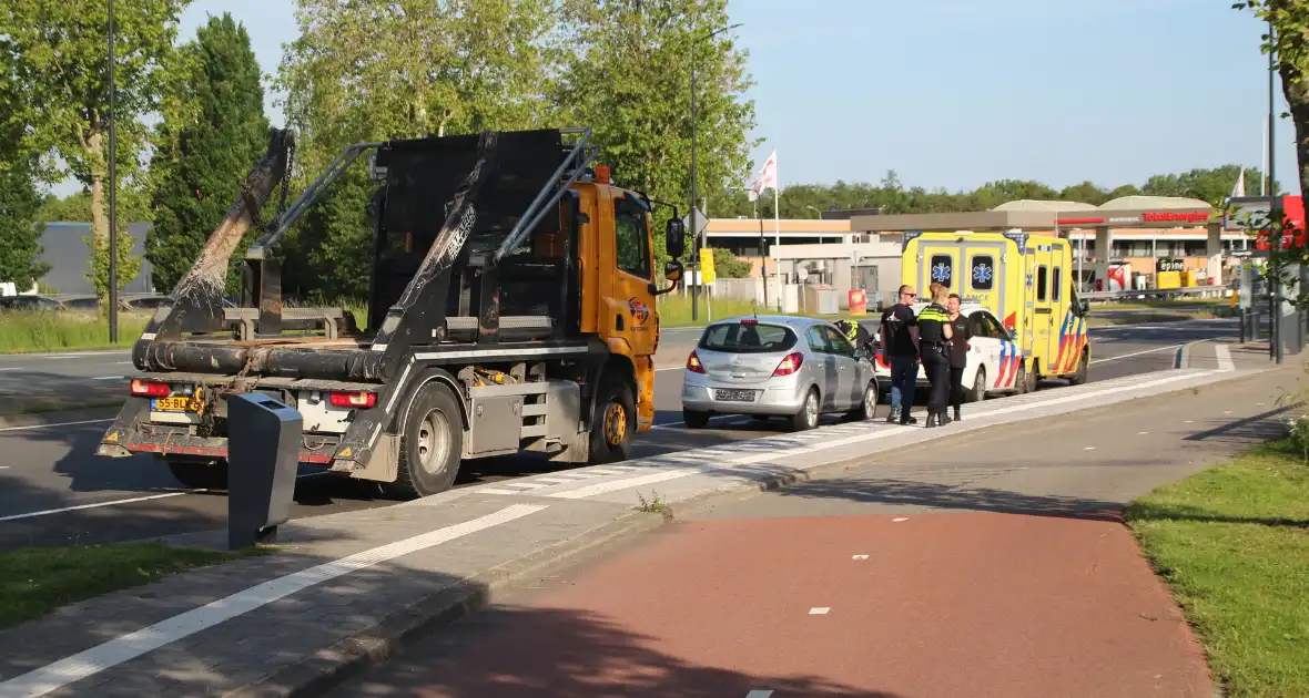 Aanrijding tussen vrachtwagen en auto - Foto 6
