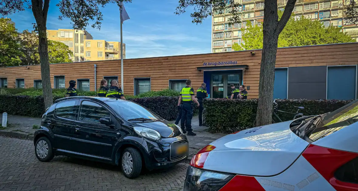 Hondengeleiders en vele agenten ingezet voor persoon met onbegrepen gedrag - Foto 4