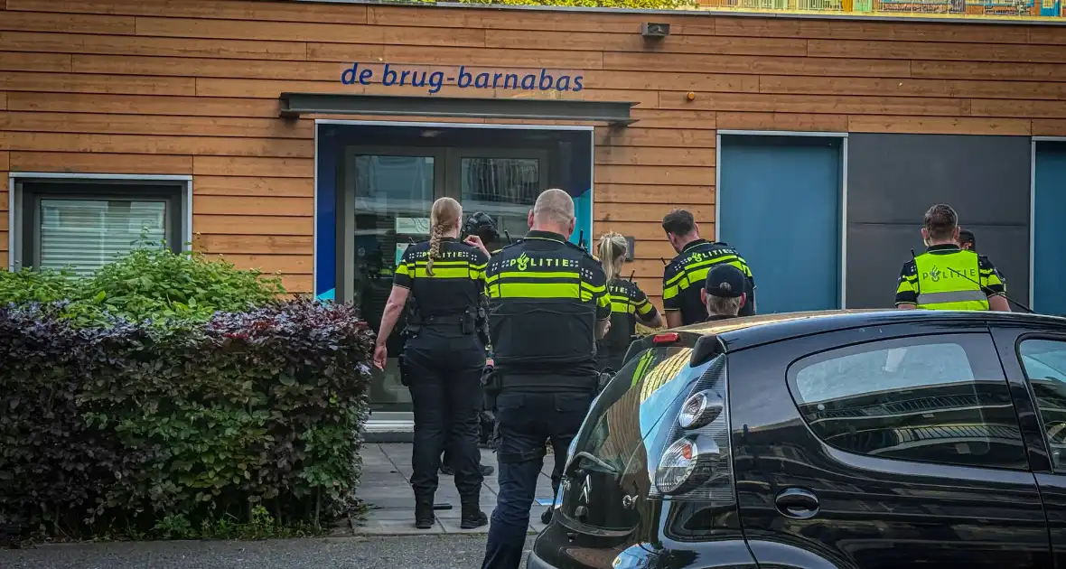 Hondengeleiders en vele agenten ingezet voor persoon met onbegrepen gedrag - Foto 5
