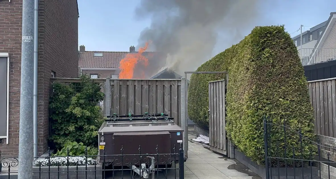 Schuur vliegt in brand in achtertuin