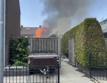 Schuur vliegt in brand in achtertuin