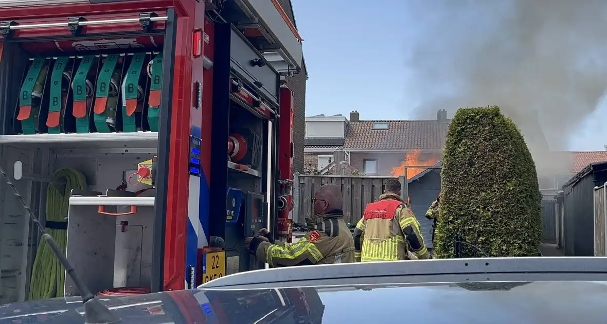 Schuur vliegt in brand in achtertuin - Foto 1