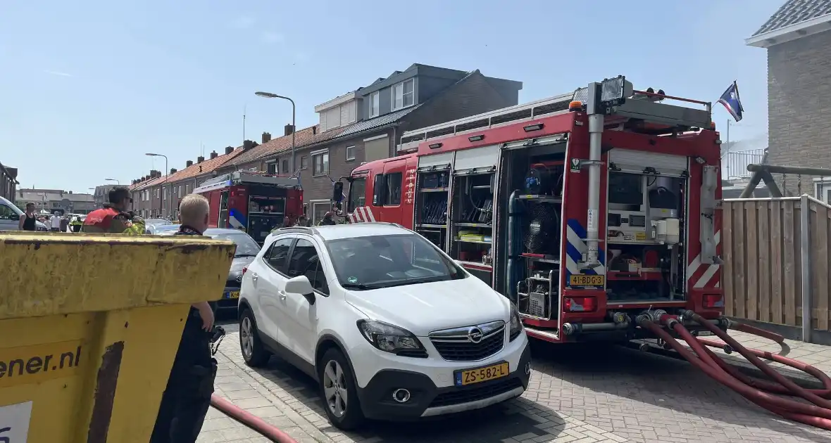 Schuur vliegt in brand in achtertuin - Foto 10