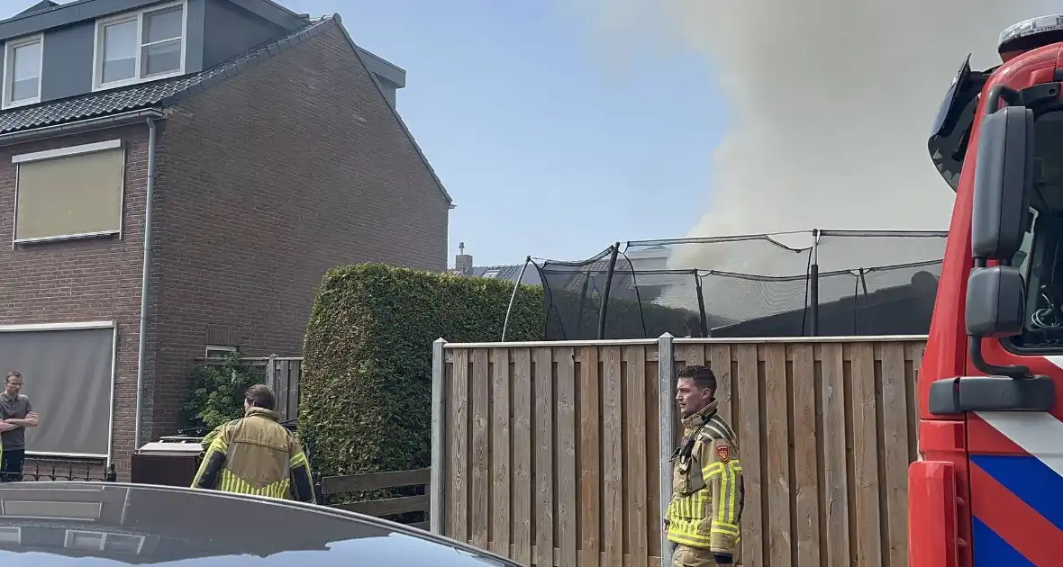 Schuur vliegt in brand in achtertuin - Foto 11