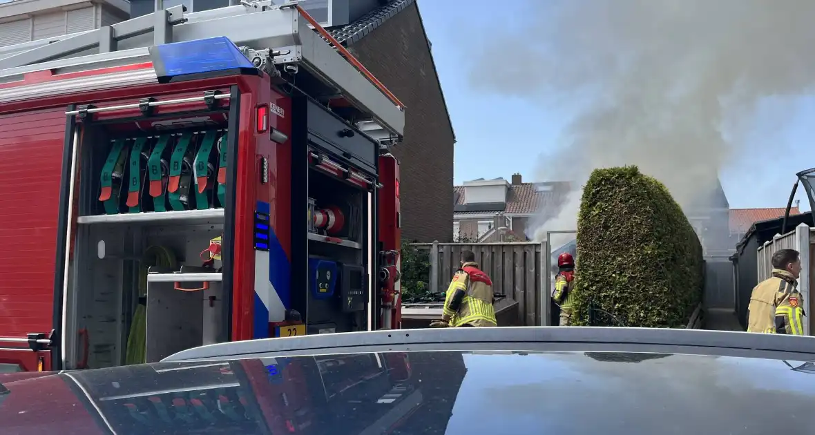 Schuur vliegt in brand in achtertuin - Foto 12