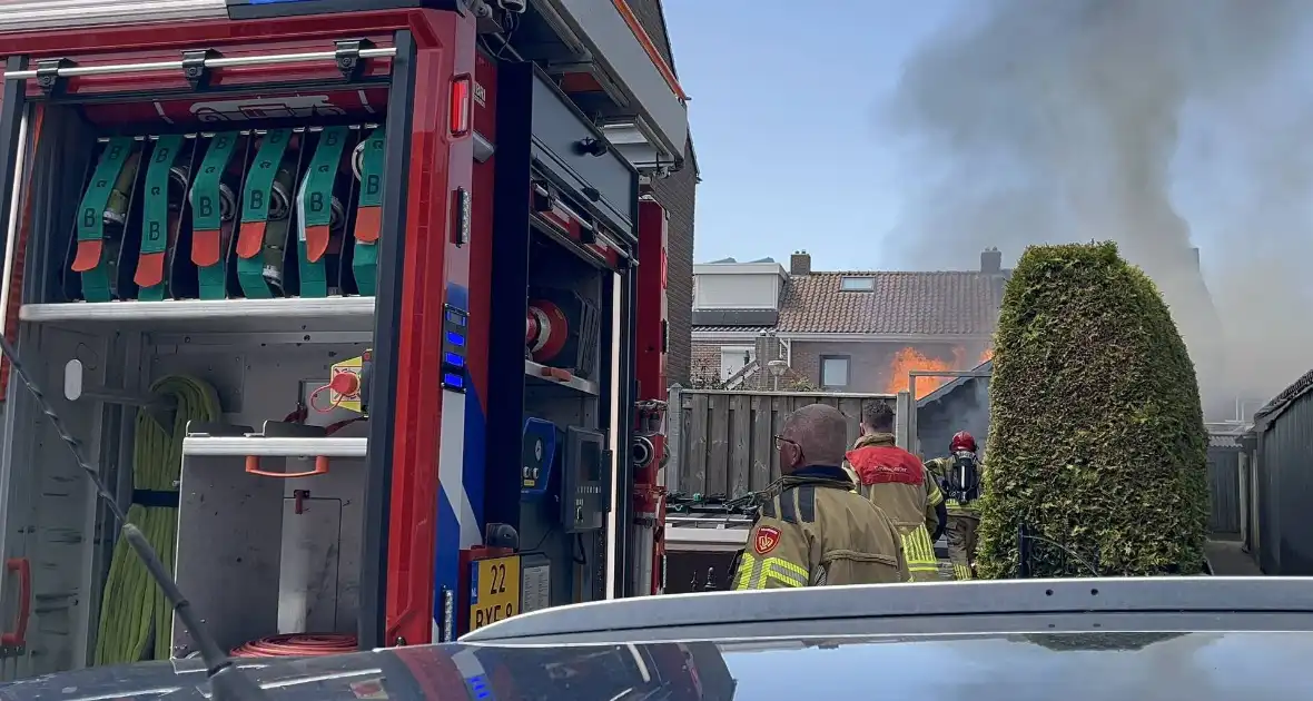 Schuur vliegt in brand in achtertuin - Foto 13