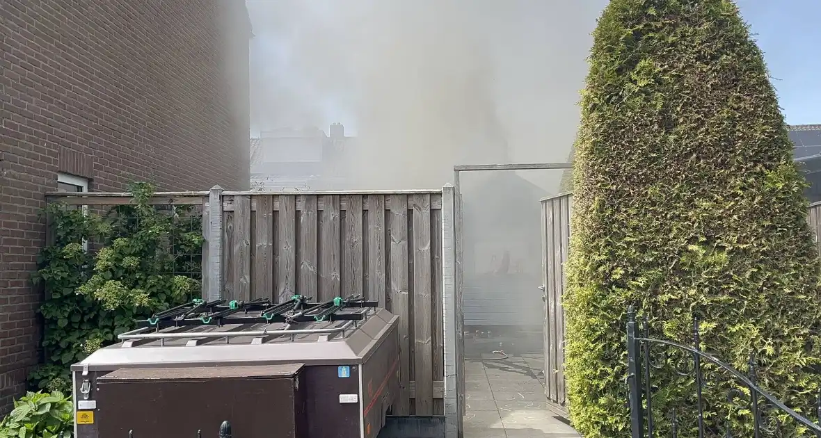 Schuur vliegt in brand in achtertuin - Foto 14