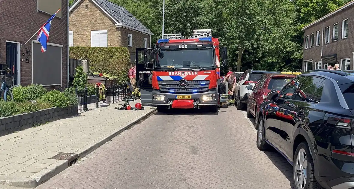 Schuur vliegt in brand in achtertuin - Foto 15