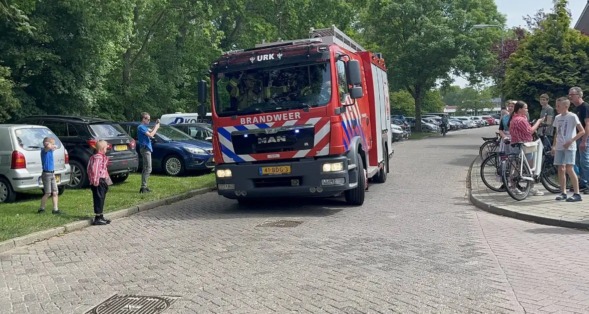 Schuur vliegt in brand in achtertuin - Foto 2