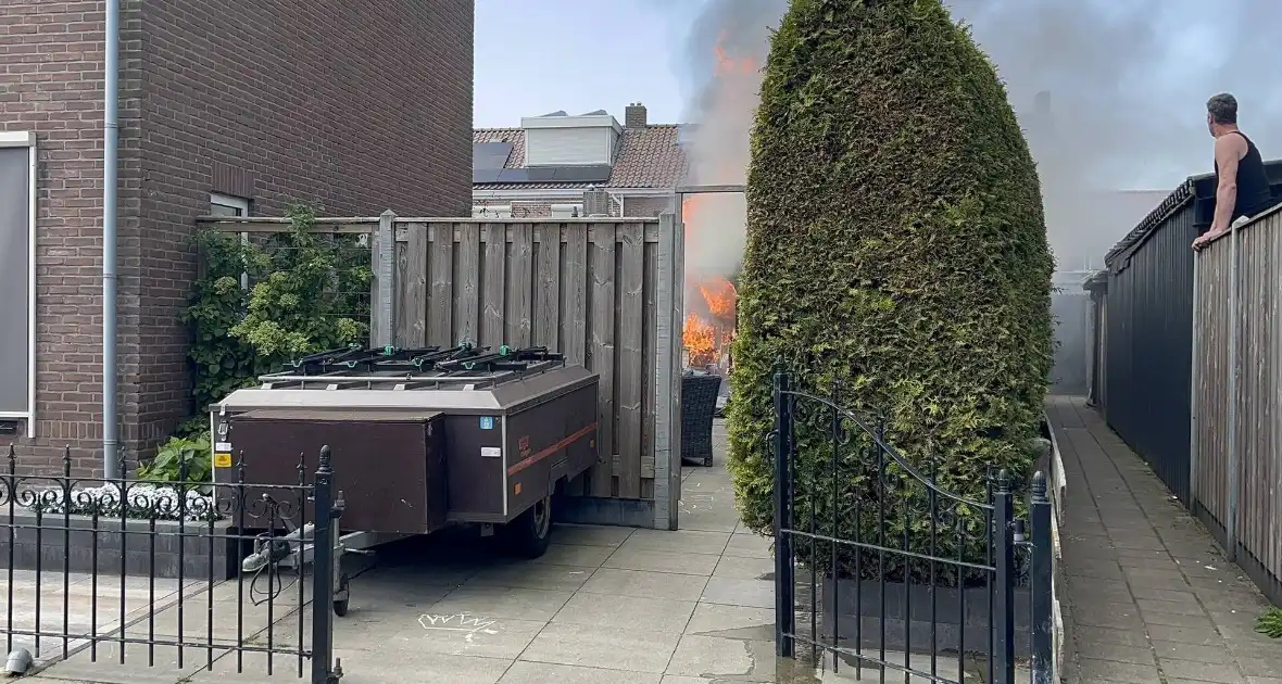 Schuur vliegt in brand in achtertuin - Foto 3