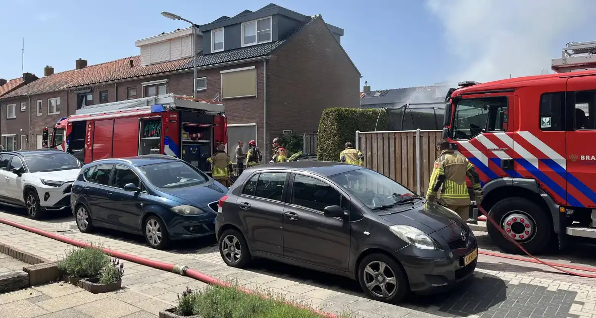 Schuur vliegt in brand in achtertuin - Foto 4