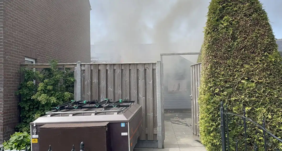 Schuur vliegt in brand in achtertuin - Foto 5