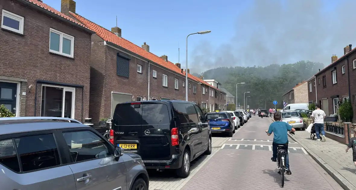 Schuur vliegt in brand in achtertuin - Foto 6