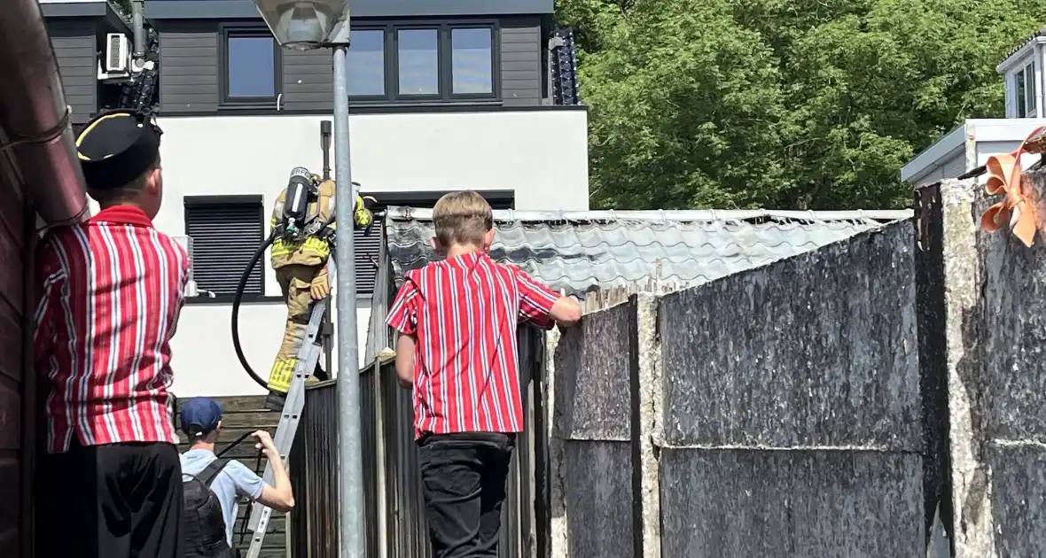 Schuur vliegt in brand in achtertuin - Foto 7
