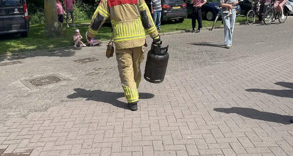 Schuur vliegt in brand in achtertuin - Foto 8