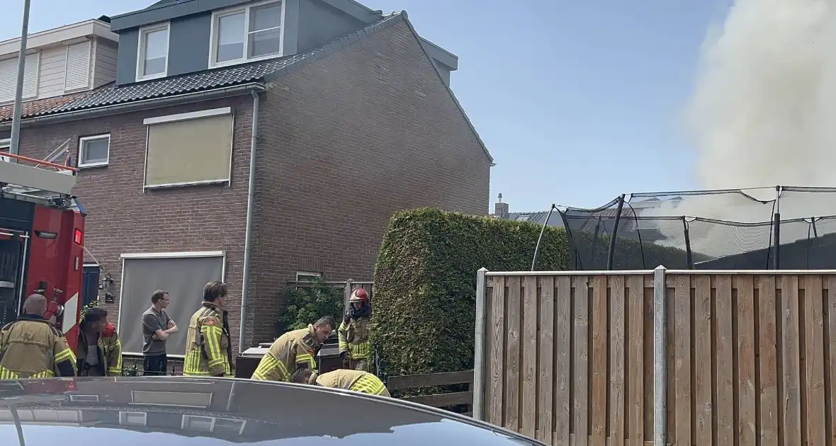 Schuur vliegt in brand in achtertuin - Foto 9