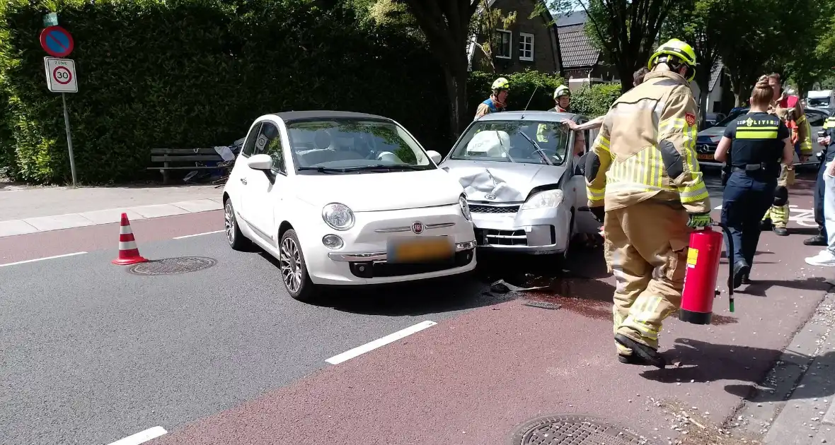 Twee personenauto's botsen tegen elkaar