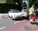 Twee personenauto's botsen tegen elkaar