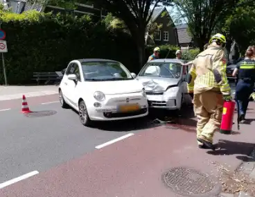Twee personenauto's botsen tegen elkaar
