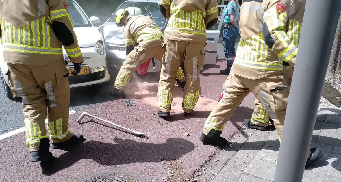 Twee personenauto's botsen tegen elkaar - Foto 1