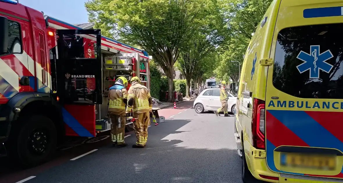 Twee personenauto's botsen tegen elkaar - Foto 2