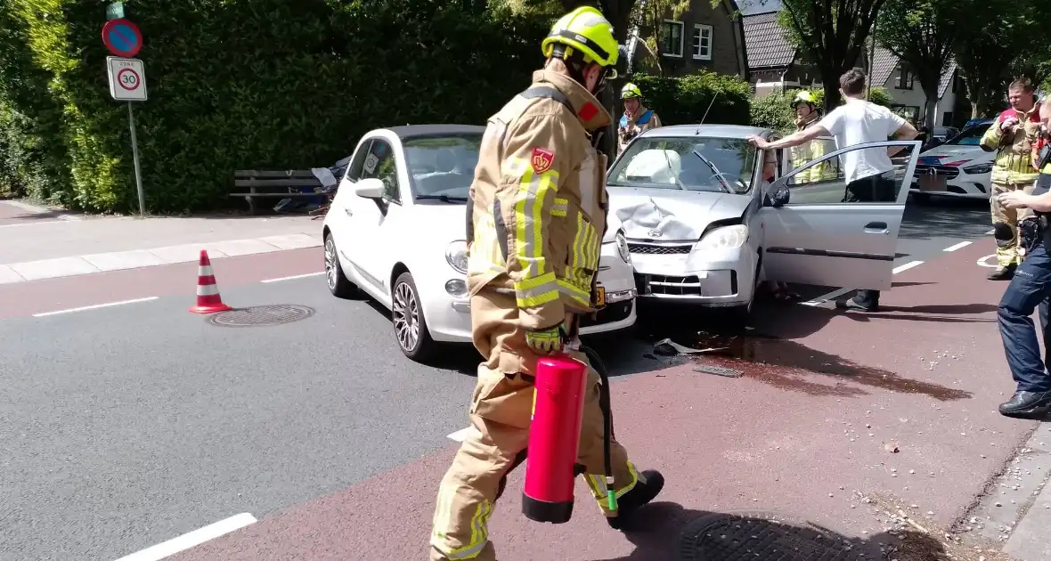 Twee personenauto's botsen tegen elkaar - Foto 3
