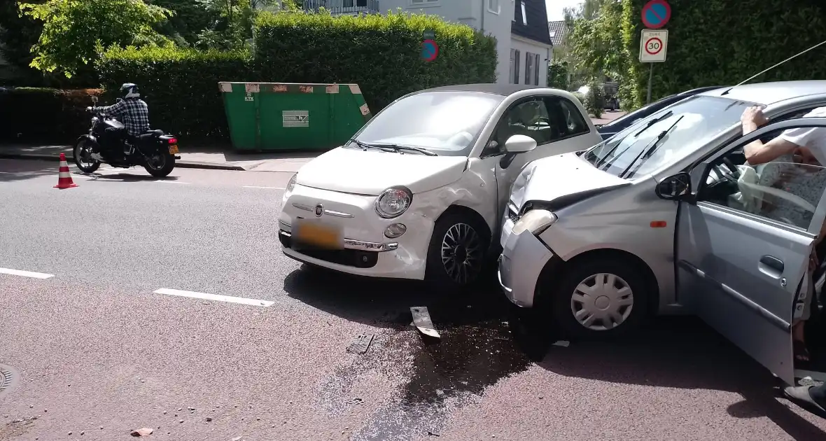 Twee personenauto's botsen tegen elkaar - Foto 4