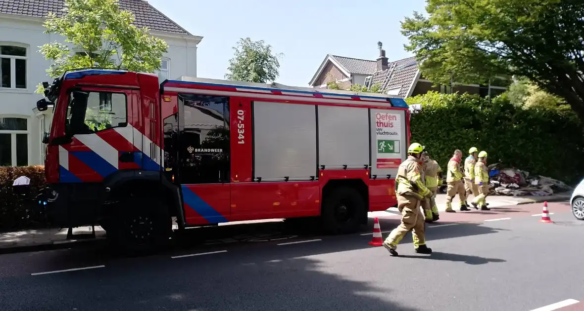 Twee personenauto's botsen tegen elkaar - Foto 5