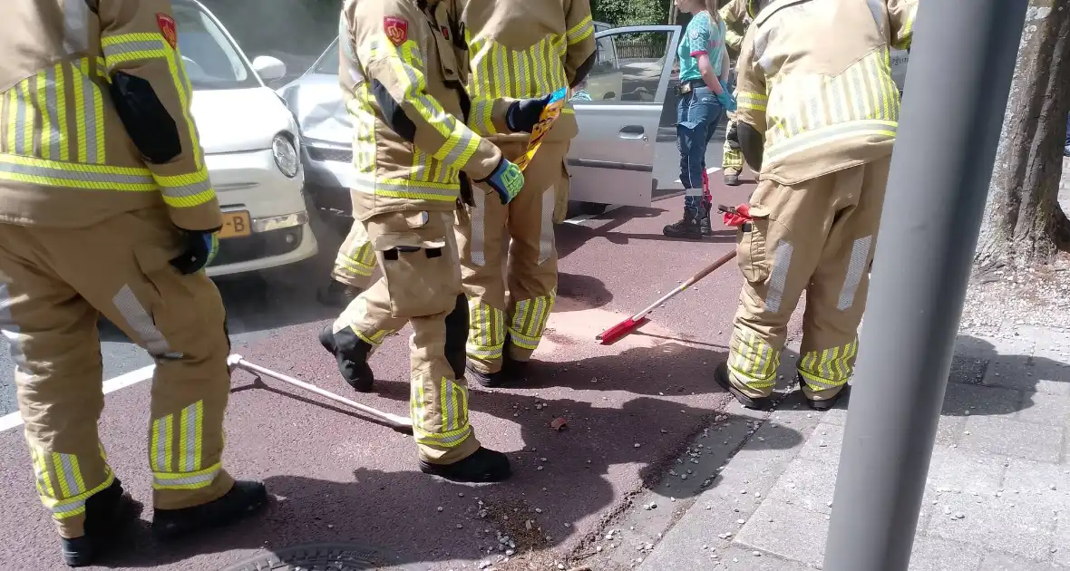 Twee personenauto's botsen tegen elkaar - Foto 6