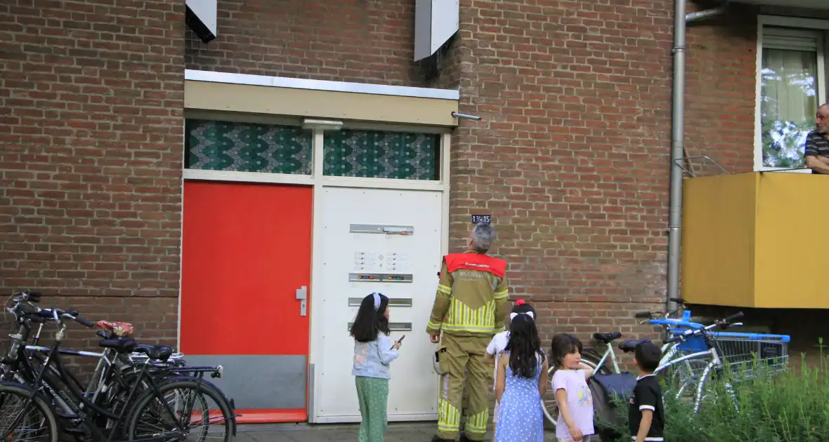 Kinderen helpen brandweer bij bevrijding van vastzittende kraai - Foto 2
