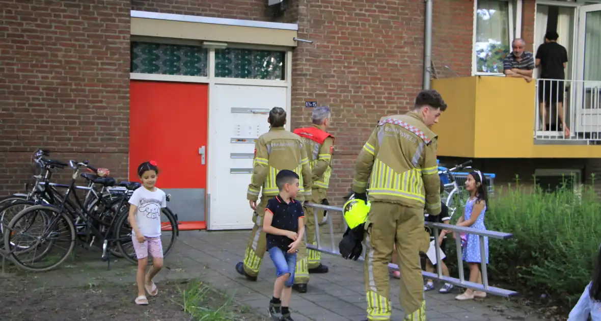 Kinderen helpen brandweer bij bevrijding van vastzittende kraai - Foto 3