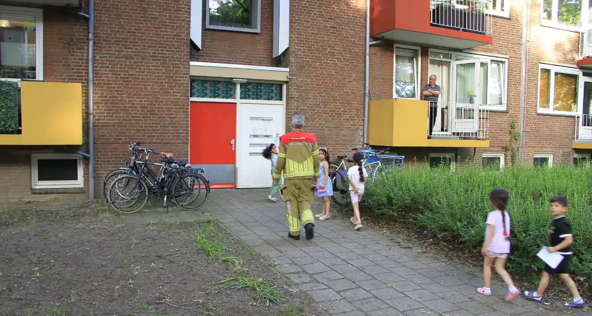 Kinderen helpen brandweer bij bevrijding van vastzittende kraai - Foto 4