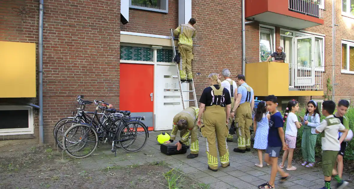 Kinderen helpen brandweer bij bevrijding van vastzittende kraai - Foto 5