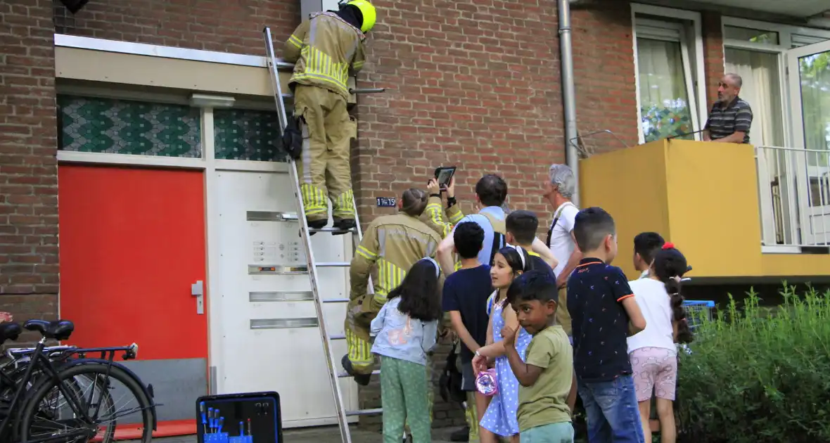Kinderen helpen brandweer bij bevrijding van vastzittende kraai - Foto 6