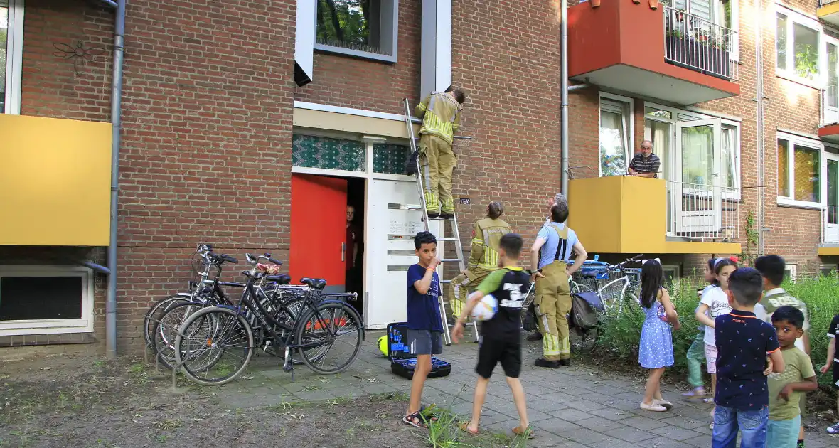 Kinderen helpen brandweer bij bevrijding van vastzittende kraai - Foto 7