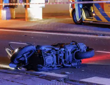 Motorscooter komt in botsing met auto