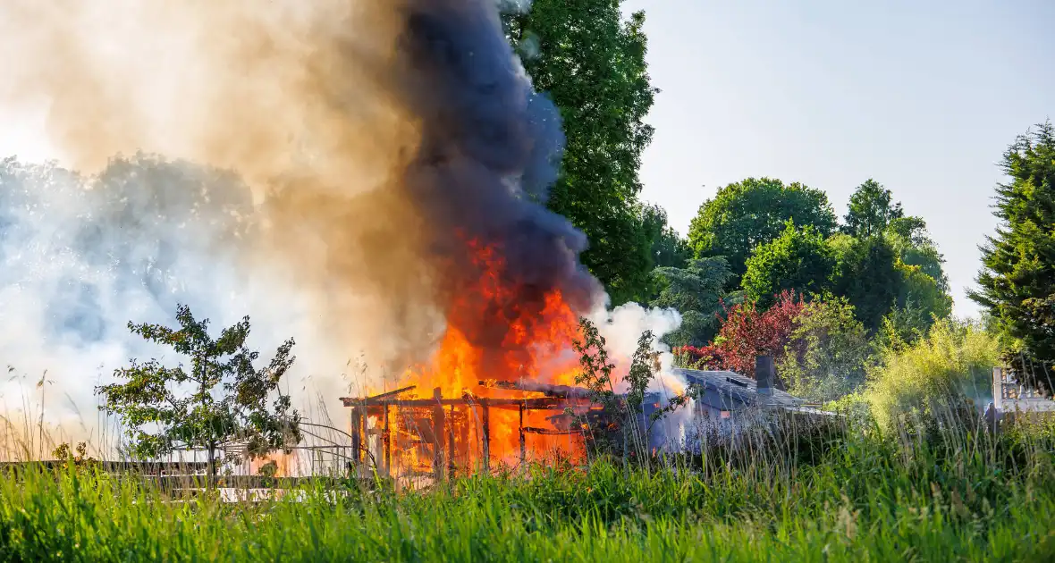 Buitenbrand verwoest huisje op recreatiepark - Foto 4