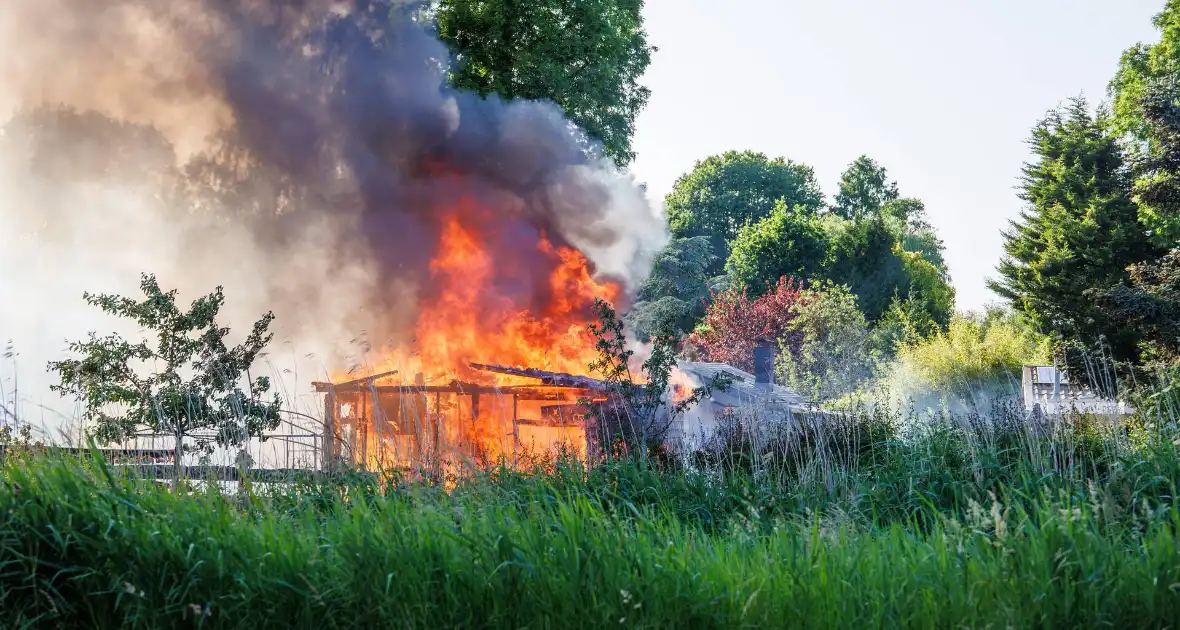 Buitenbrand verwoest huisje op recreatiepark - Foto 5