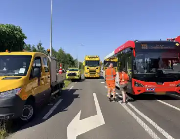 Lijnbus komt tot stilstand voor verkeerslicht