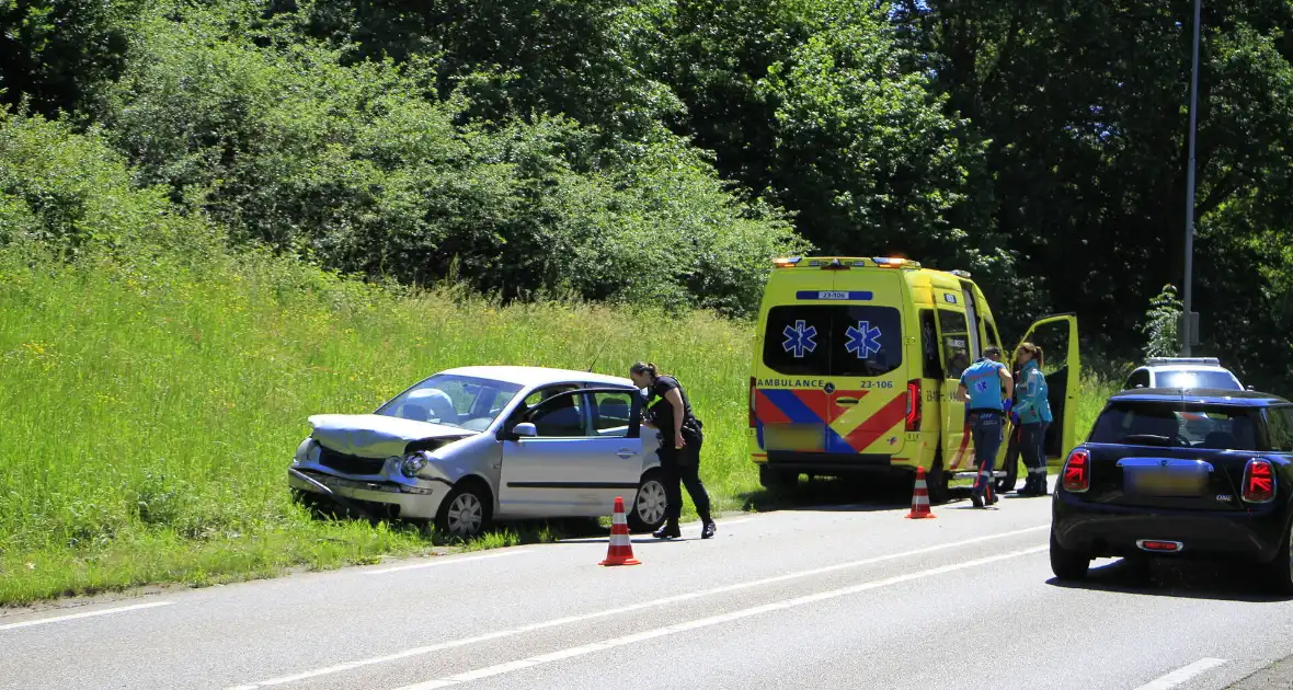 Aanrijding tussen voertuigen leidt tot lichte verkeershinder - Foto 1