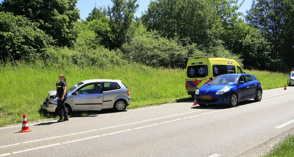 Aanrijding tussen voertuigen leidt tot lichte verkeershinder - Foto 2