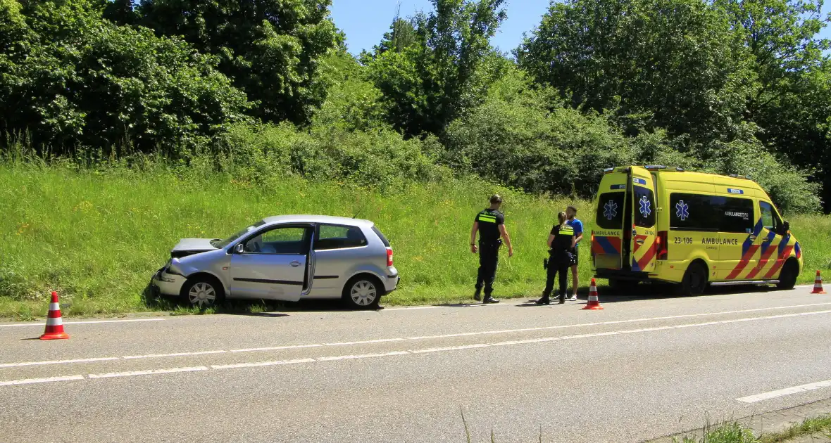 Aanrijding tussen voertuigen leidt tot lichte verkeershinder - Foto 3