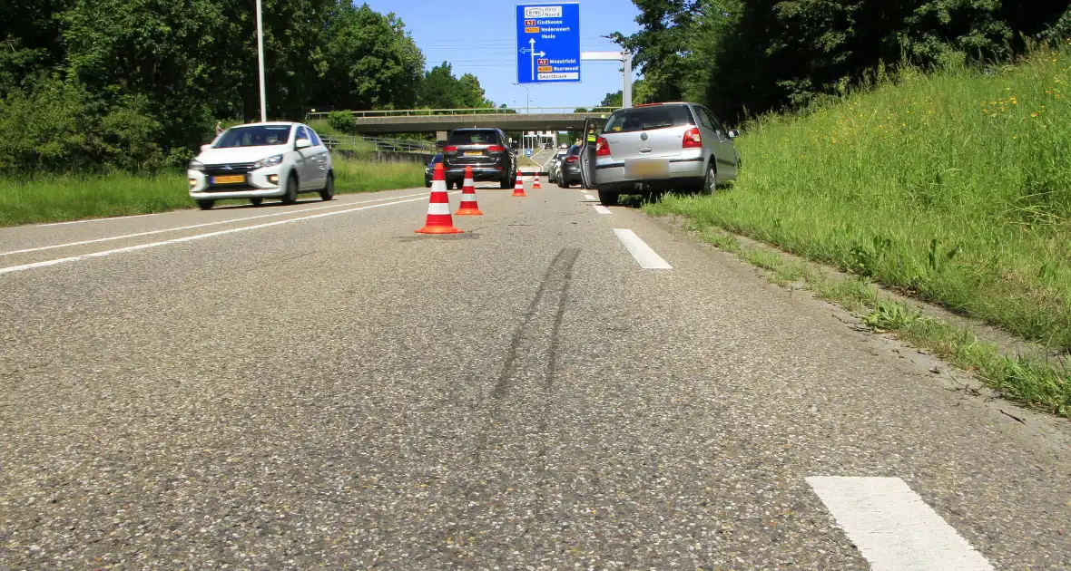 Aanrijding tussen voertuigen leidt tot lichte verkeershinder - Foto 4