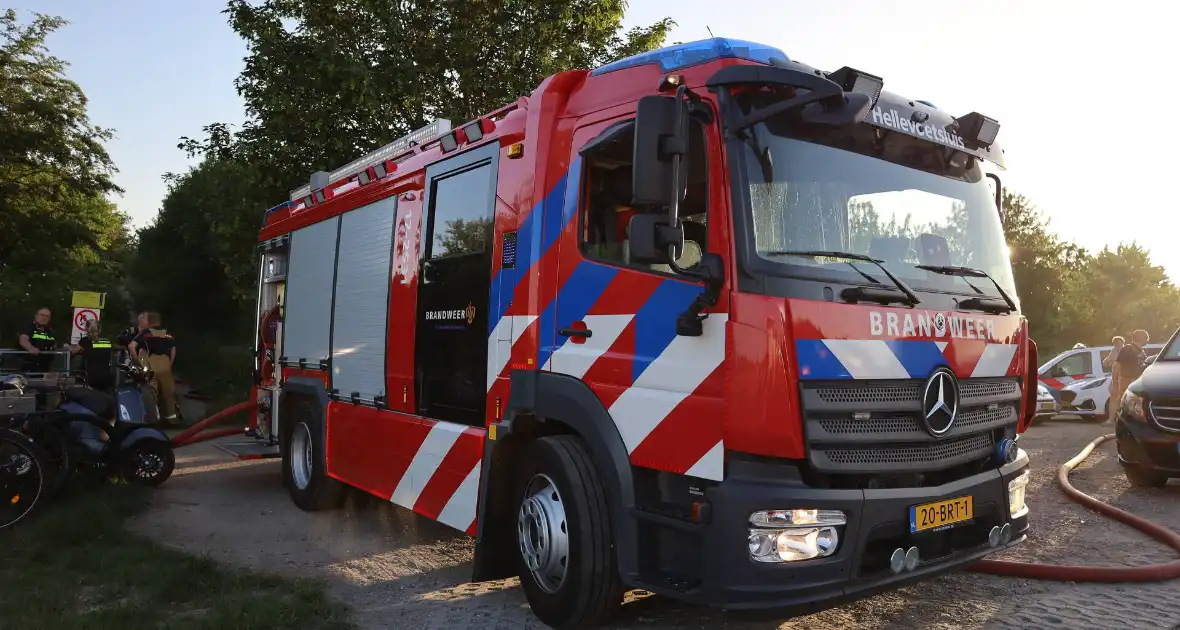 Brand in berm en struikgewas snel onder controle
