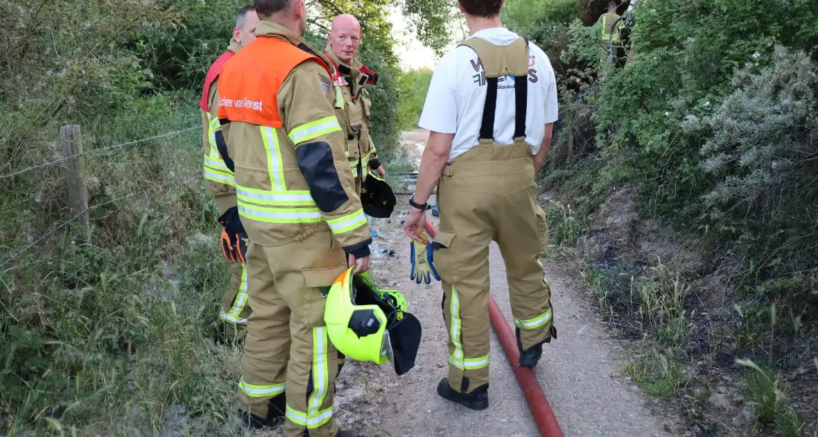 Brand in berm en struikgewas snel onder controle - Foto 11