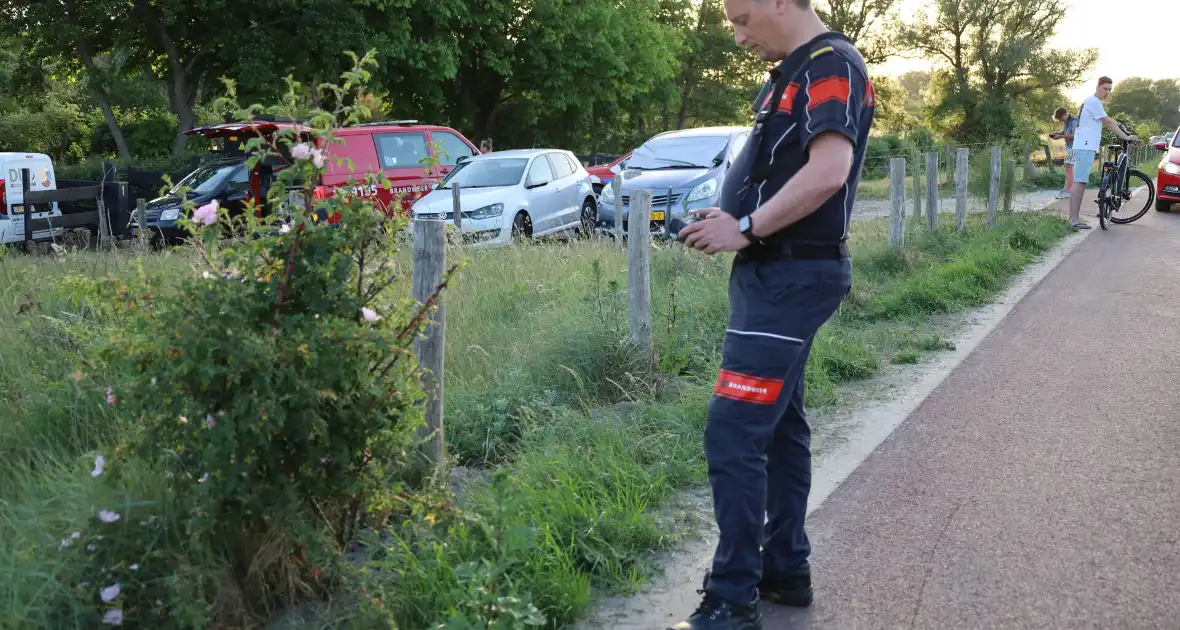 Brand in berm en struikgewas snel onder controle - Foto 13
