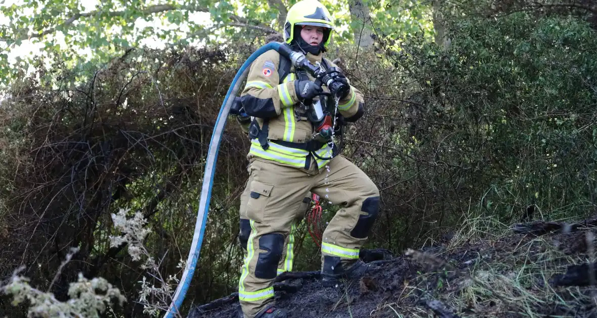 Brand in berm en struikgewas snel onder controle - Foto 9